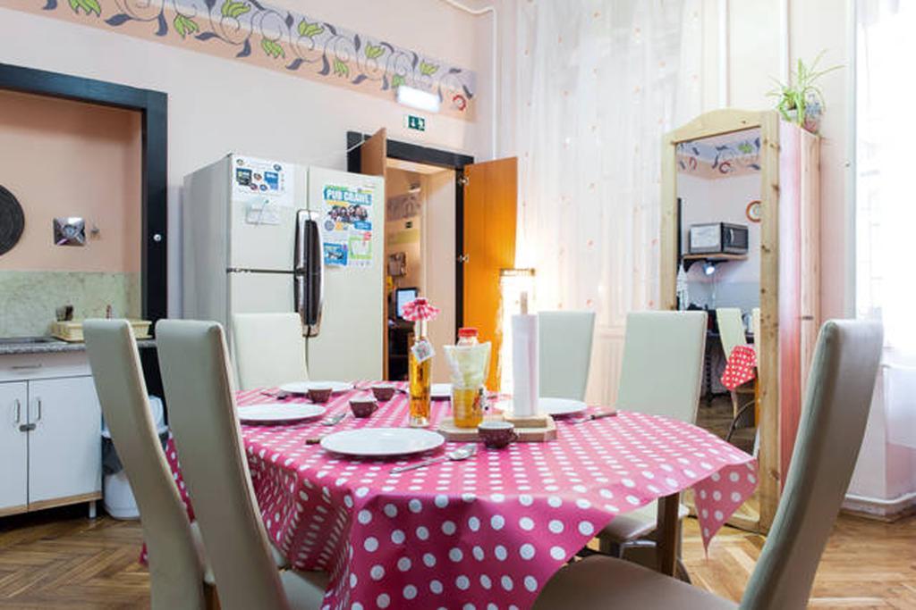 Yolo Hostel Будапешт Экстерьер фото